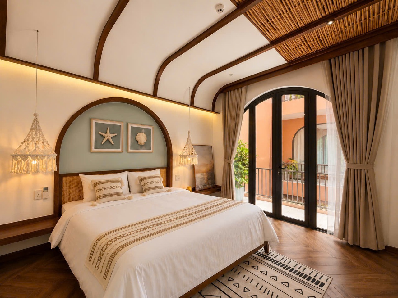 Phòng Suite Balcony Pool View — SoHo Boutique Hotel Quảng Ngãi